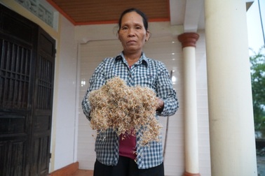 Đôi mắt trũng sâu của người phụ nữ nhìn cảnh nhà tan hoang sau lũ dữ