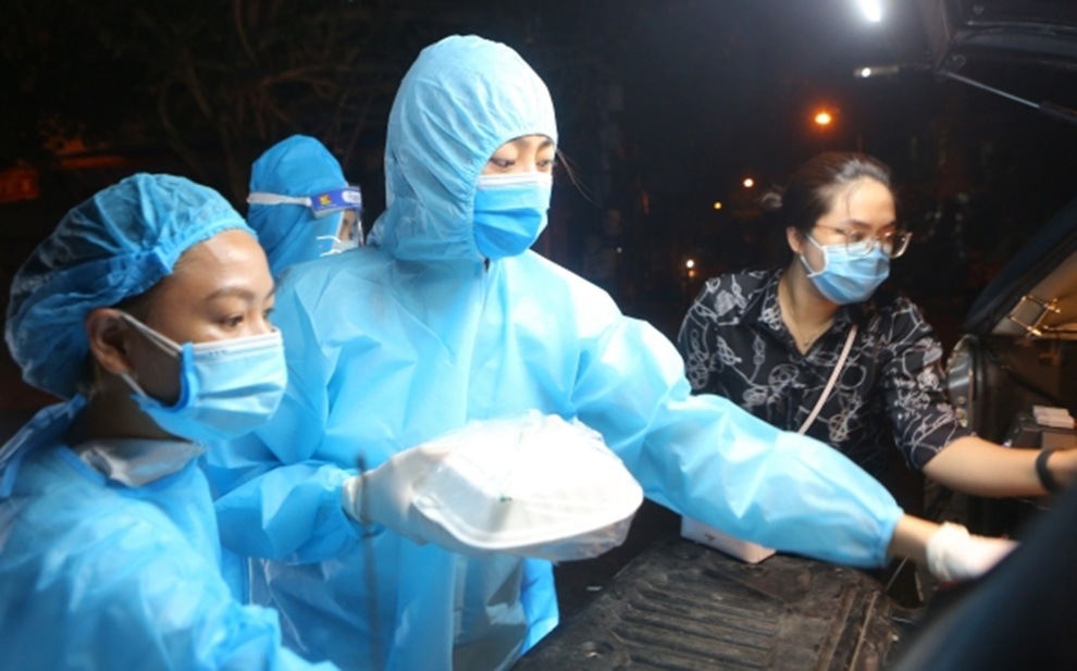 3 hoa hậu đình đám phát cơm cho người dân nghèo gặp khó khăn vì Covid-19 - 5 3 hoa hậu đình đám phát cơm cho người dân nghèo gặp khó khăn vì Covid-19 - 5