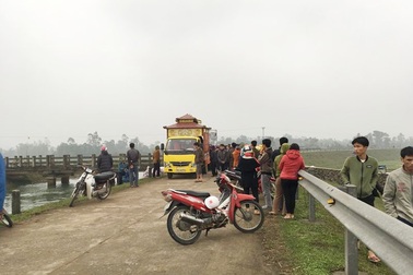 Đến nhà bạn gái chơi, nam sinh cùng xe máy "nằm" 2 ngày dưới kênh