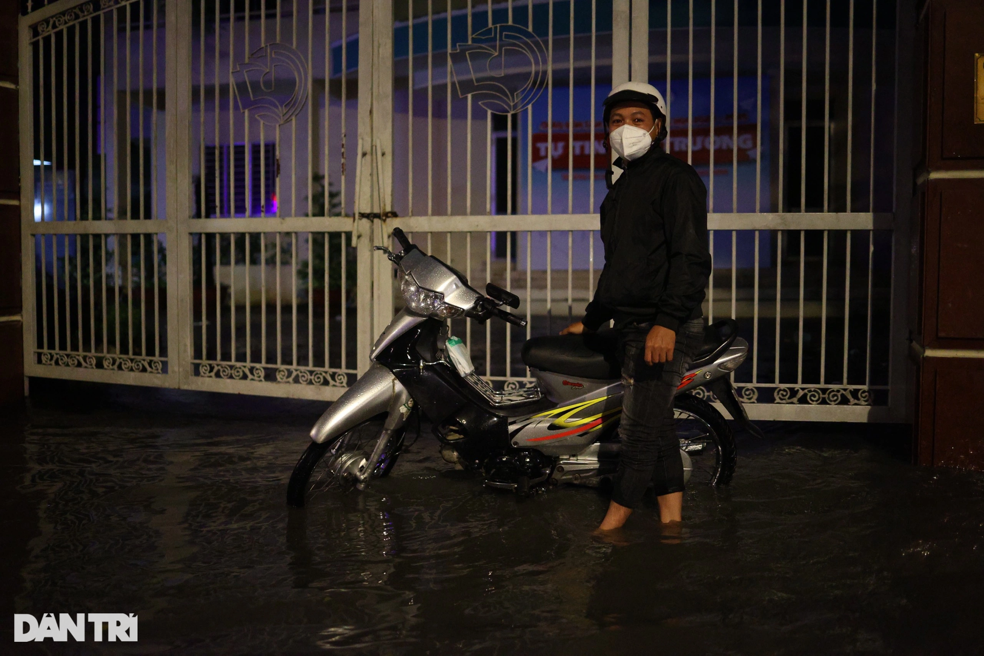 Cây gẫy đổ, đường ngập sâu trong mưa lớn ở TPHCM - 10 Cây gẫy đổ, đường ngập sâu trong mưa lớn ở TPHCM - 10