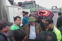 Đoàn xe quá tải "quậy" trên Đại lộ Thăng Long, chủ xe dọa... đốt xe!