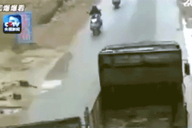 Lại chuyện tai nạn vì xe tải không khóa cửa thùng chở hàng