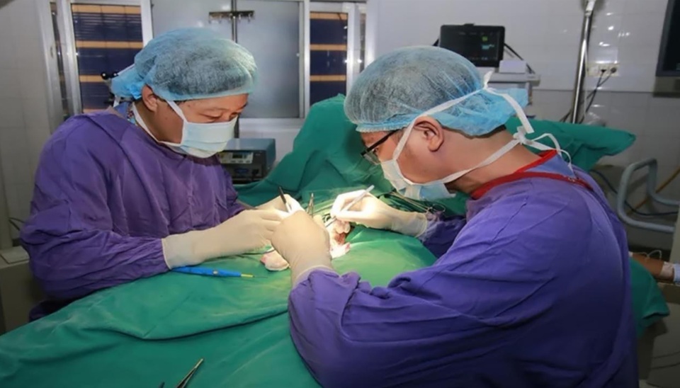 Đau bìu trái, bé trai 14 tuổi phải cắt bỏ 1 bên tinh hoàn hoại tử - 1 Đau bìu trái, bé trai 14 tuổi phải cắt bỏ 1 bên tinh hoàn hoại tử - 1