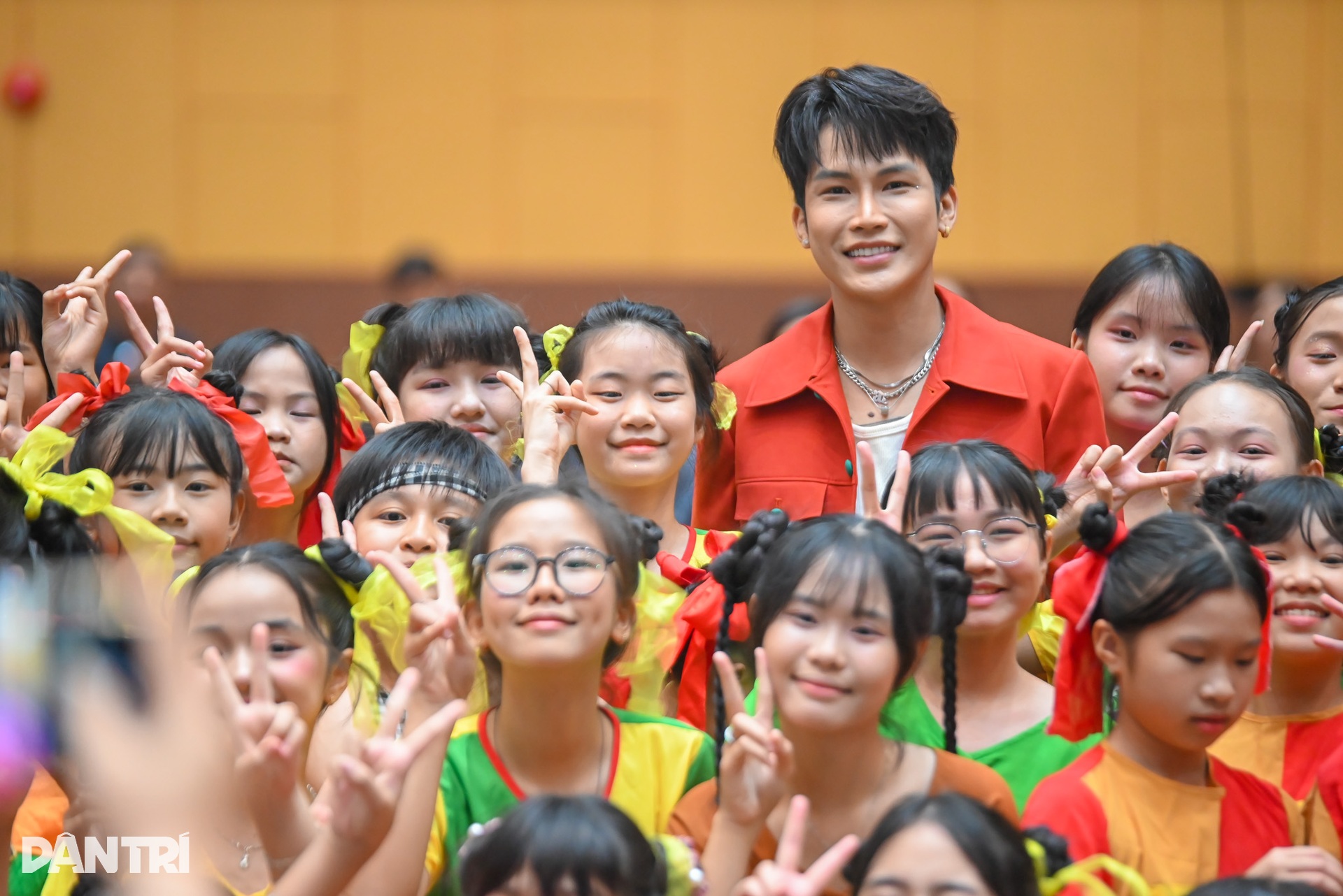 Dàn hoa hậu, á hậu và nghệ sĩ rộn ràng phá cỗ cùng 1.000 trẻ em ở TPHCM - 9 Dàn hoa hậu, á hậu và nghệ sĩ rộn ràng phá cỗ cùng 1.000 trẻ em ở TPHCM - 9