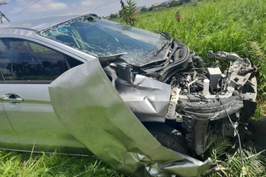 Ô tô 16 chỗ va chạm với tàu hỏa, 8 người đi viện