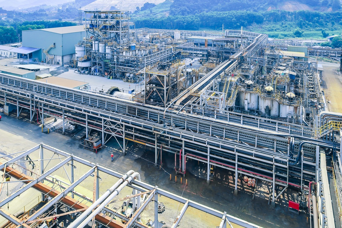 Dây chuyền chế biến hiện đại các sản phẩm chính của NuiPhao Miningản .jpg Dây chuyền chế biến hiện đại các sản phẩm chính của NuiPhao Mining.jpg