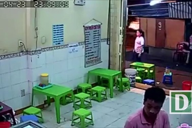 Hàng chục thanh niên mang hung khí đập phá quán kem ở trung tâm Sài Gòn