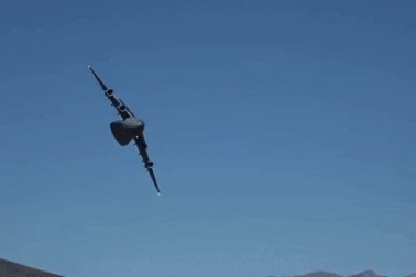 “Ngựa thồ” C-17 của Mỹ lách qua hẻm núi “Chiến tranh giữa các vì sao” ở tầm thấp