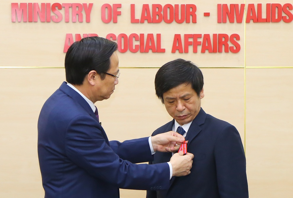 Trao Huân chương Lao động hạng Nhì cho ông Trịnh Minh Chí - 2 Trao Huân chương Lao động hạng Nhì cho ông Trịnh Minh Chí - 2