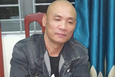 Mang mã tấu đi gây rối, đánh công an gãy ngón tay