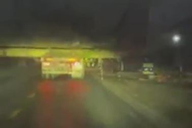 Xe tải chở hàng siêu quá khổ gây cản trở giao thông