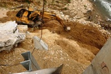 Lập thiết kế chi tiết khắc phục sự cố sạt lở taluy cầu “Khuyến học & Dân trí”