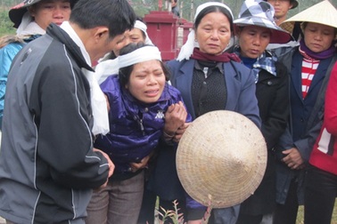 Đắng lòng ngày tiễn biệt bé Ngọc Anh về với cát bụi 