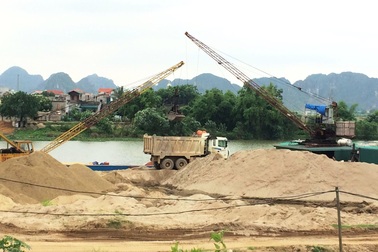 Ninh Bình: Chỉ đạo dẹp bãi cát "lậu" sau loạt bài điều tra của Báo Dân trí