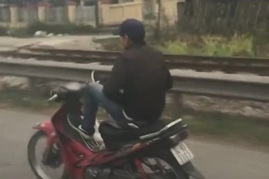 Thanh niên điều khiển xe máy bằng chân vẫn phóng như bay trên đường