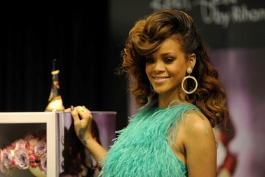 Rihanna lại có tóc mới