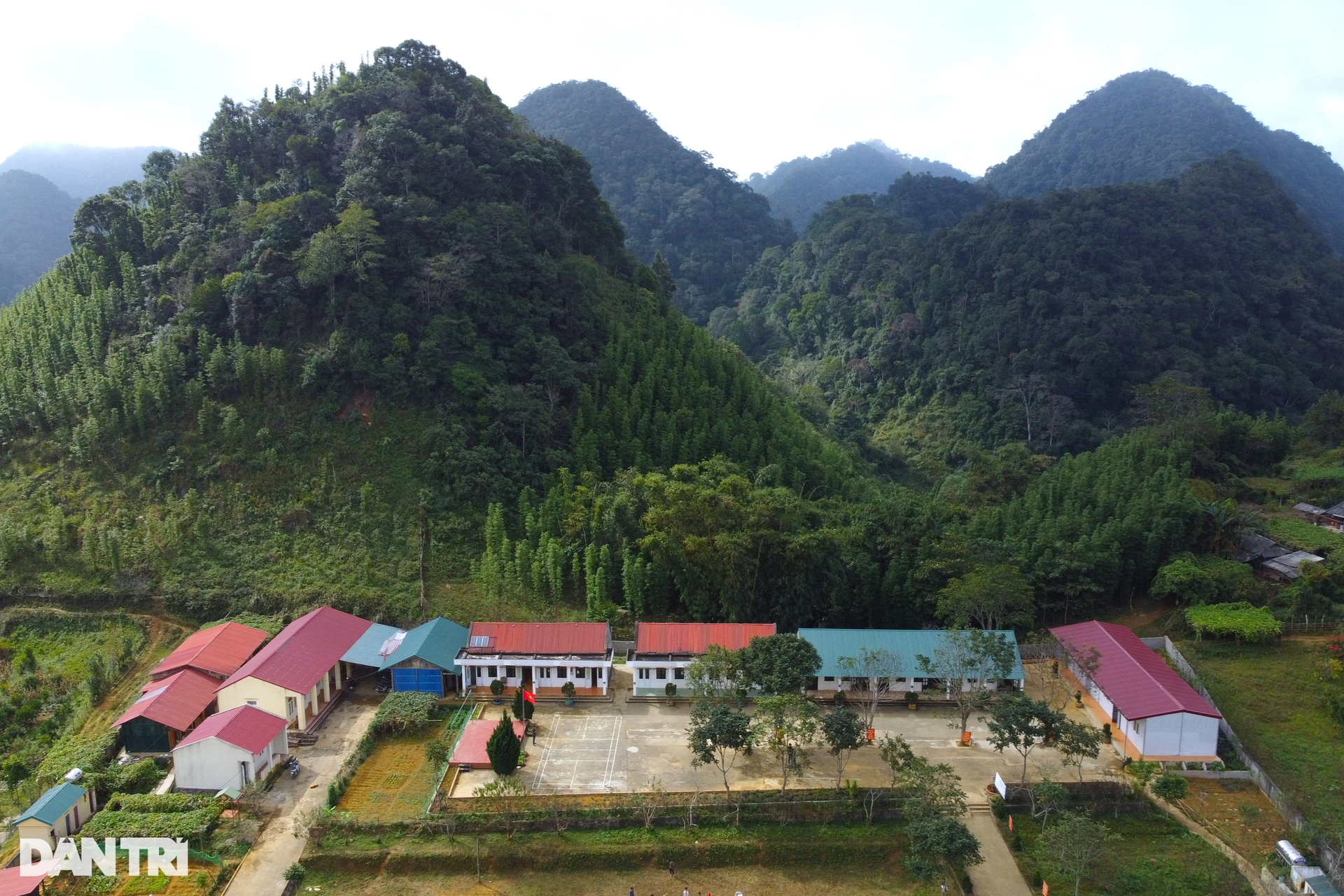 Ngôi trường đặc biệt 14 năm chưa từng có giáo viên nữ - 3 Ngôi trường đặc biệt 14 năm chưa từng có giáo viên nữ - 3