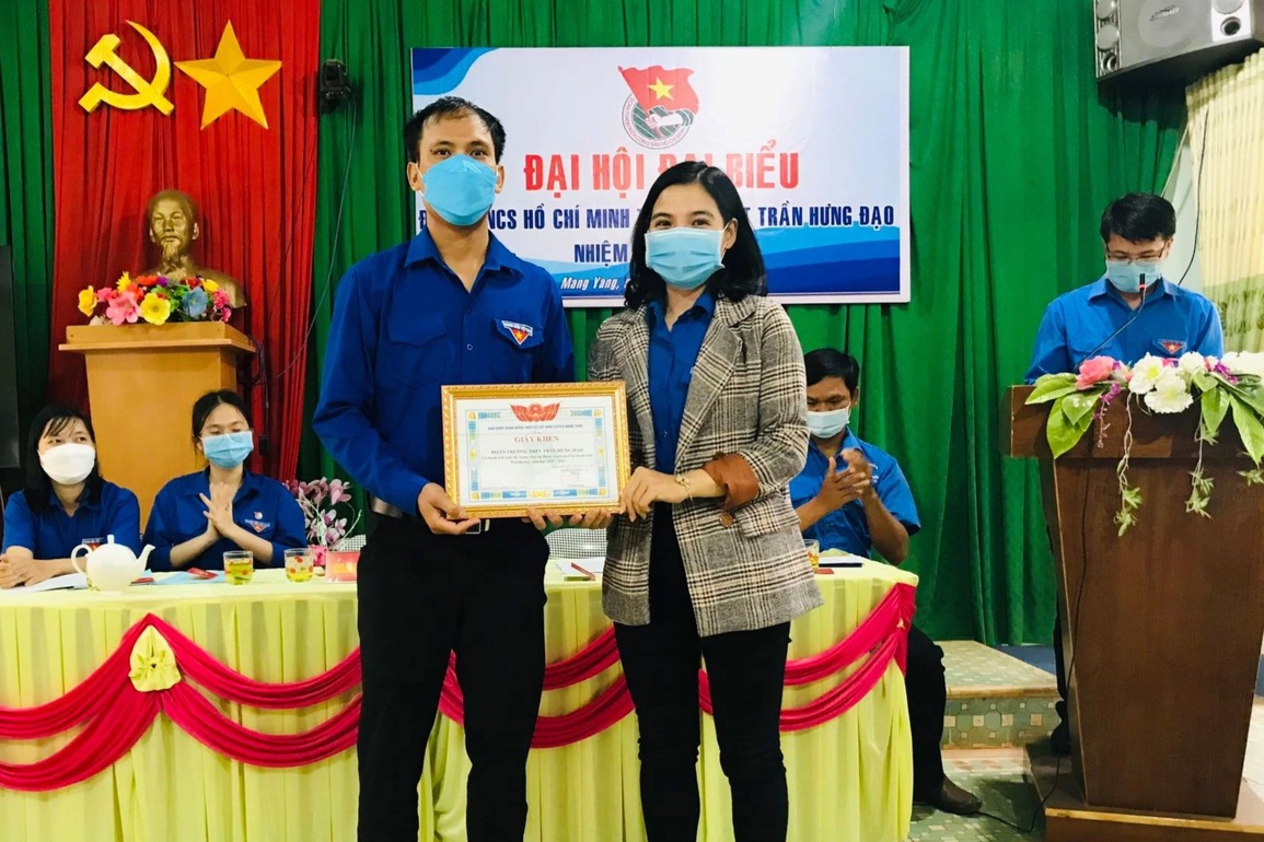 Thầy giáo Jrai ăn cơm độn lấy bằng Thạc sĩ, gieo chữ cho học trò nghèo - 5 Thầy giáo Jrai ăn cơm độn lấy bằng Thạc sĩ, gieo chữ cho học trò nghèo - 5