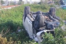 Ô tô lật ngửa dưới ruộng sau cú va chạm với tàu hỏa