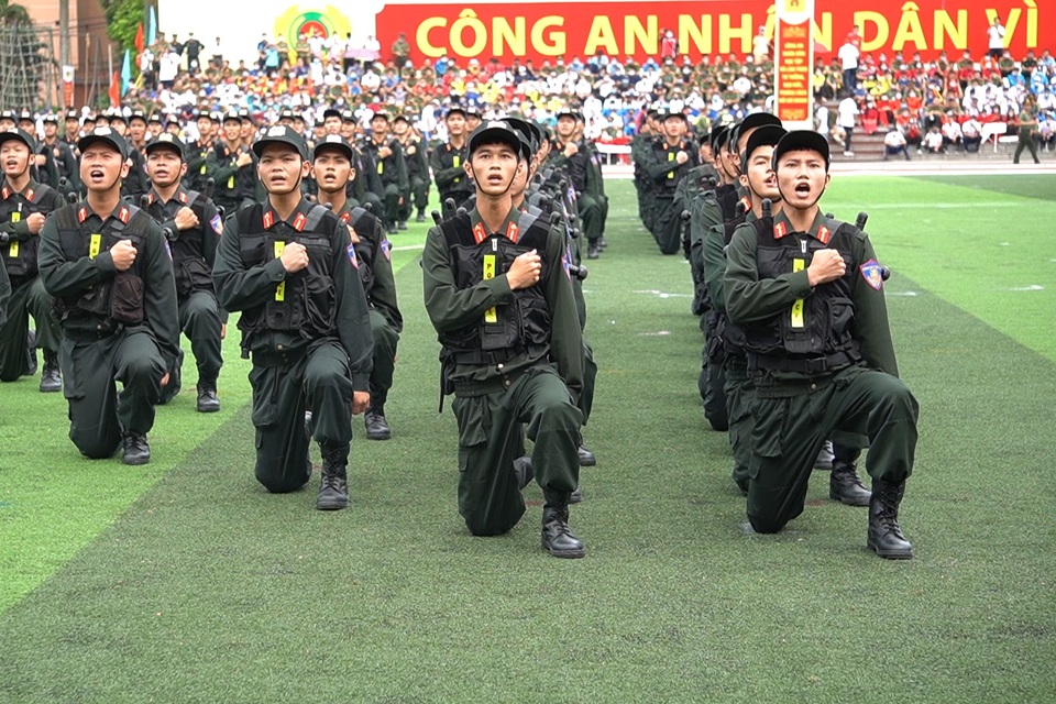 Cảnh sát chống bạo động dùng khiên biểu diễn đấu đối kháng - 16 Cảnh sát chống bạo động dùng khiên biểu diễn đấu đối kháng - 16