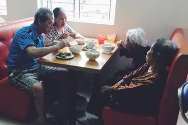 Người đàn bà rời cuộc sống nhung lụa, vào sống ở viện dưỡng lão