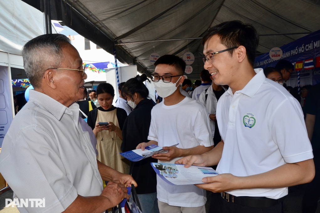 Tuyển sinh đại học: Nhóm ngành sức khỏe đau đầu thu hút thí sinh - 1 Tuyển sinh đại học: Nhóm ngành sức khỏe đau đầu thu hút thí sinh - 1