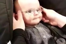 Ngọt ngào khoảnh khắc bé sơ sinh mắt kém lần đầu đeo kính