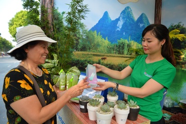 Go Green - Làn sóng “Du lịch xanh” đổ bộ phố đi bộ Hồ Gươm