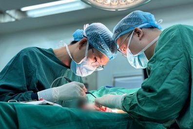 Diễn biến bất thường sau 2 lần đặt túi ngực không thành của người phụ nữ