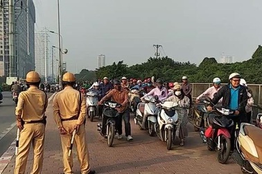 Hà Nội: Hàng trăm người dắt xe máy ngược chiều trên vỉa hè để “né” phạt