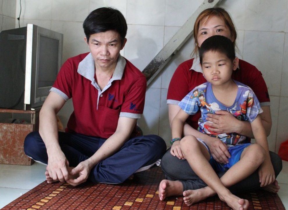 Bạn đọc Dân trí giúp đỡ cậu bé 6 tuổi bị ung thư hơn 115 triệu đồng - 2 Bạn đọc Dân trí giúp đỡ cậu bé 6 tuổi bị ung thư hơn 115 triệu đồng - 2