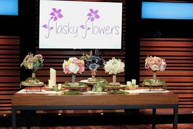 Từ sự bất tiện của cô dâu, cặp đôi mở công ty sản xuất hoa cưới độc lạ