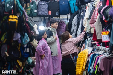 Hà Nội rét 13 độ C, khách du lịch nước ngoài đổ xô đi mua áo ấm