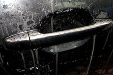 Chiếc Camry đời mới bị “khủng bố” bằng keo dính  