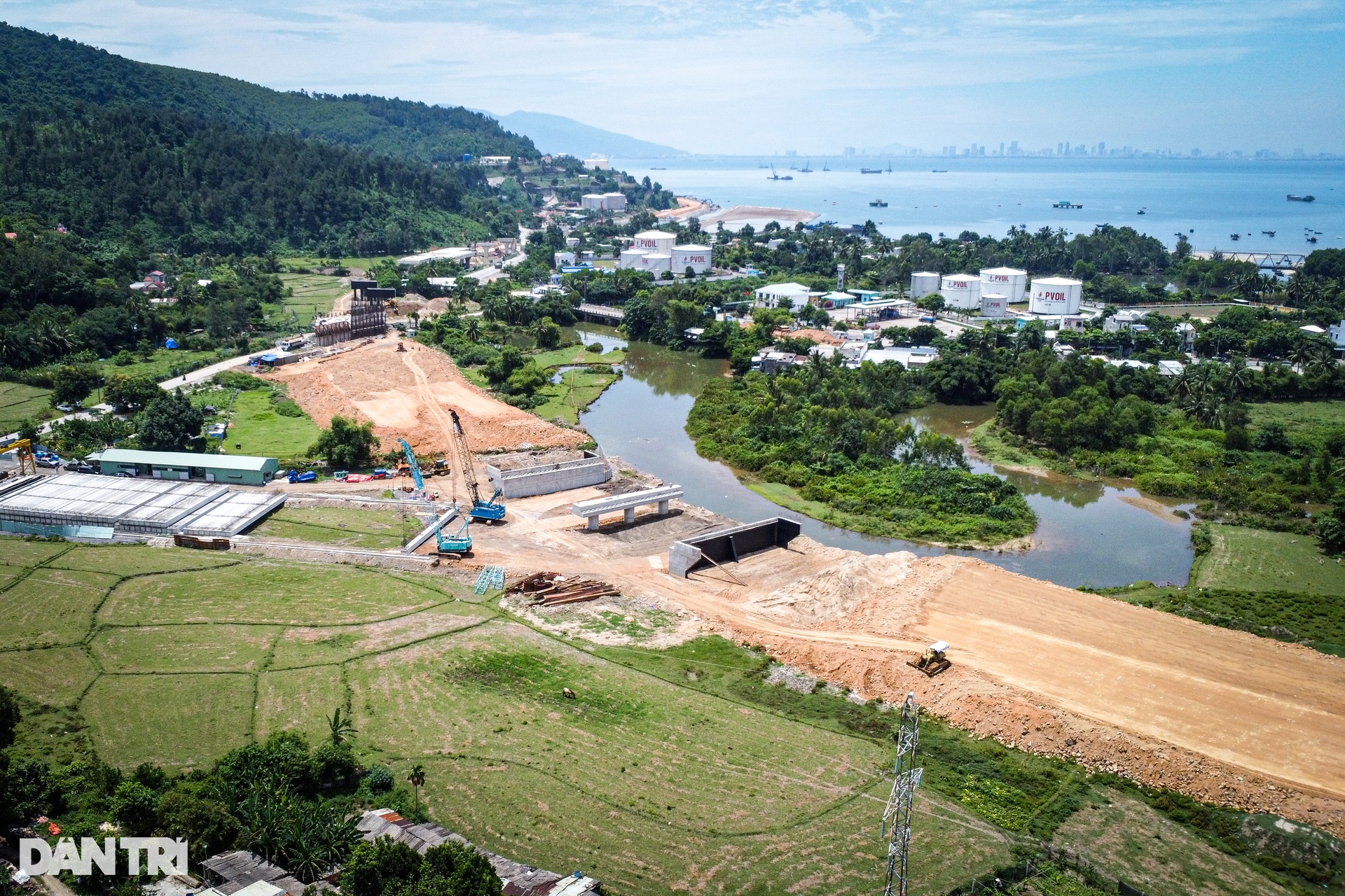 Công trường đường nối cảng biển gắn với Khu Thương mại tự do Đà Nẵng - 11 Công trường đường nối cảng biển gắn với Khu Thương mại tự do Đà Nẵng - 11