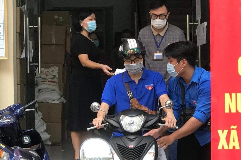 Đội hình shipper xanh đi chợ giúp người dân trong khu vực phong tỏa - 4 Đội hình shipper xanh đi chợ giúp người dân trong khu vực phong tỏa - 4