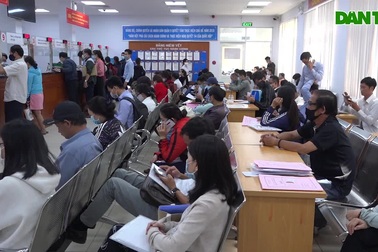 Người dân thành phố Thủ Đức đổ xô đi làm thủ tục, giấy tờ