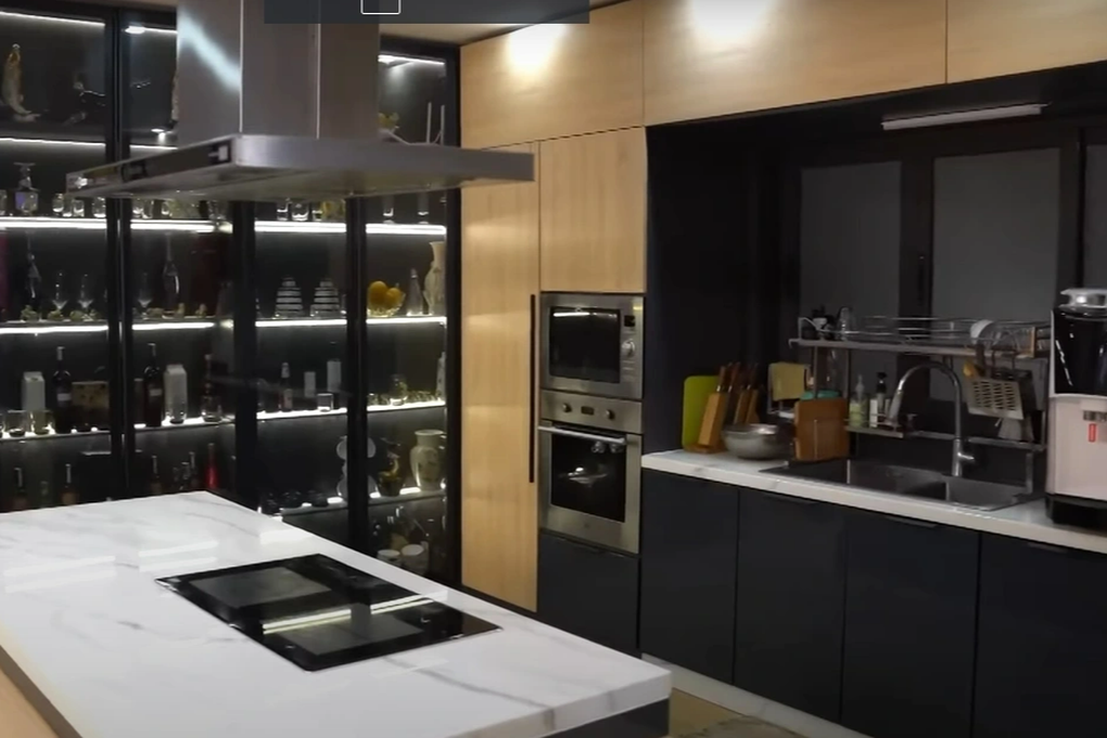 Kim Tử Long ở biệt thự xa hoa 300m2, giao hết tiền cho bà xã kém 11 tuổi - 3 Kim Tử Long ở biệt thự xa hoa 300m2, giao hết tiền cho bà xã kém 11 tuổi - 3