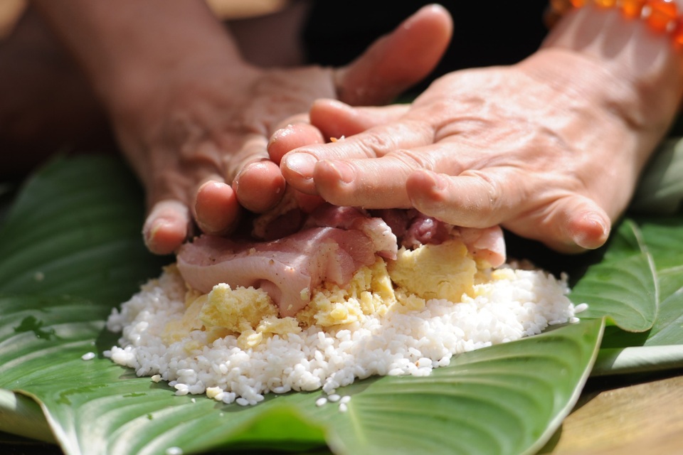 Đại gia đình 3 thế hệ về quê quây quần bên nhau gói bánh chưng đón Tết - 2 Đại gia đình 3 thế hệ về quê quây quần bên nhau gói bánh chưng đón Tết - 2