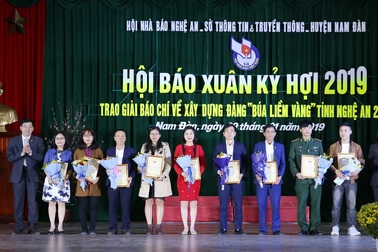 Khai mạc Hội báo Xuân, trao giải “Búa liềm vàng” tỉnh Nghệ An