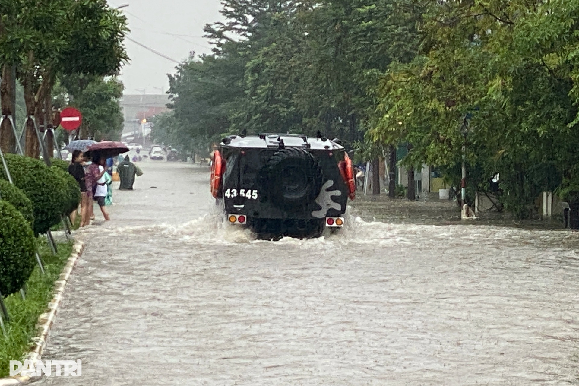 Thành phố Huế mênh mông nước, người dân di chuyển bằng thuyền giữa đô thị - 9