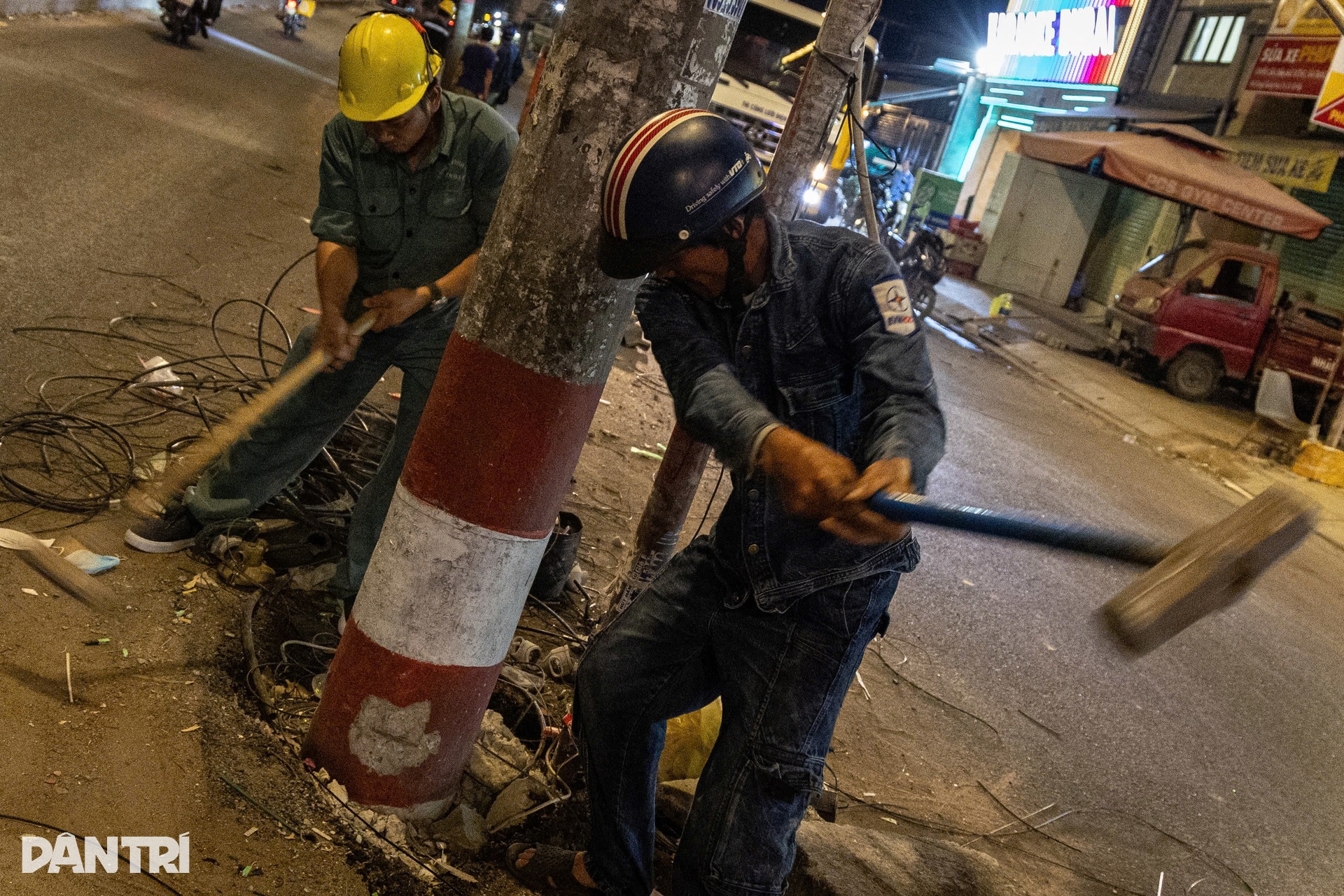 Xuyên đêm di dời 76 cột điện nằm giữa đường ở TPHCM - 1 Xuyên đêm di dời 76 cột điện nằm giữa đường ở TPHCM - 1