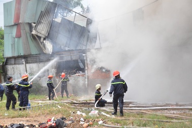 60 cảnh sát cứu hỏa bảo vệ xưởng may rộng 2.000 m2