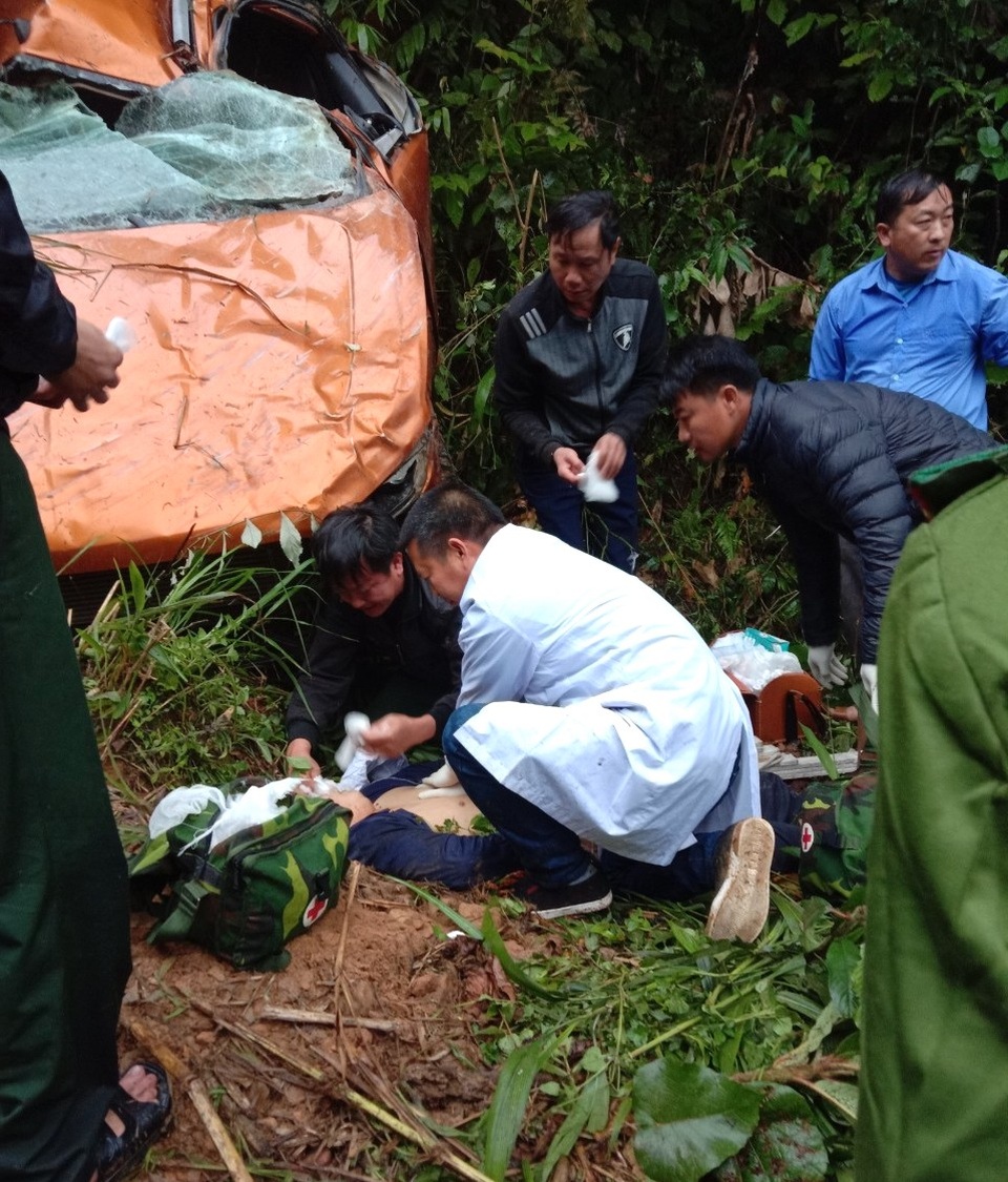 Sau vụ tai nạn xảy ra, các bác sĩ có mặt tại hiện trường cùng người dân tiến hành cấp cứu các nạn nhân. Sau vụ tai nạn xảy ra, các bác sĩ có mặt tại hiện trường cùng người dân tiến hành cấp cứu các nạn nhân.