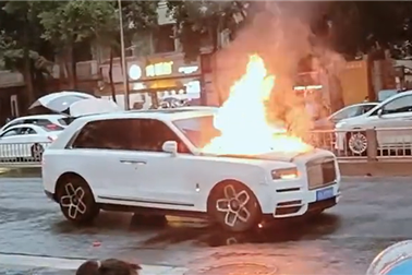Chiếc Rolls-Royce Cullinan bốc cháy dữ dội trên phố