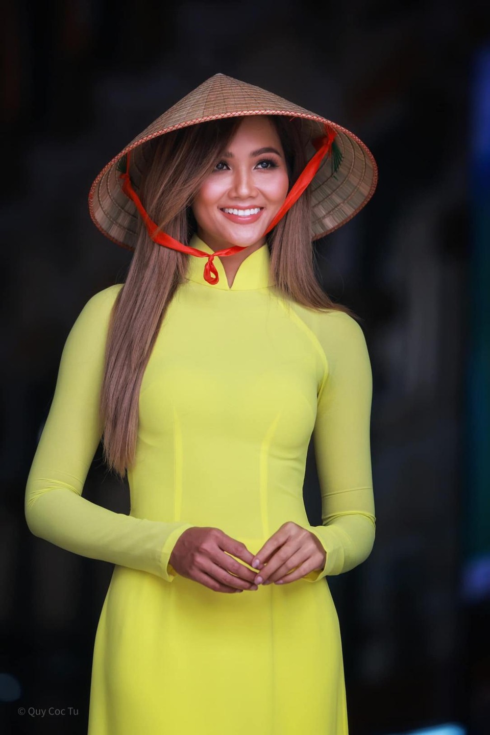 H’Hen Niê ngày càng sexy với thời trang “cắt xẻ” táo bạo - 9 H’Hen Niê ngày càng sexy với thời trang “cắt xẻ” táo bạo - 9