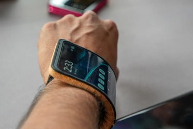 Hai ông lớn cùng ra mắt smartphone có thể bẻ cong thành smartwatch