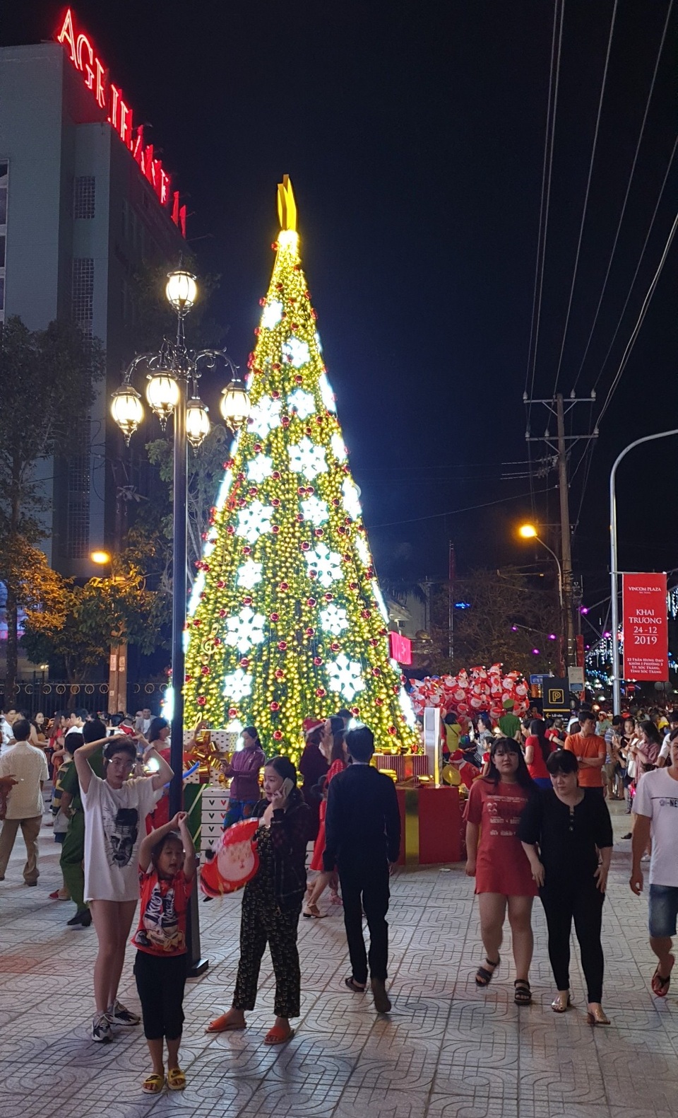 Các nhà thờ trang trí bắt mắt, đường phố đông nghịt người vui chơi đêm Noel - 36 Các nhà thờ trang trí bắt mắt, đường phố đông nghịt người vui chơi đêm Noel - 36