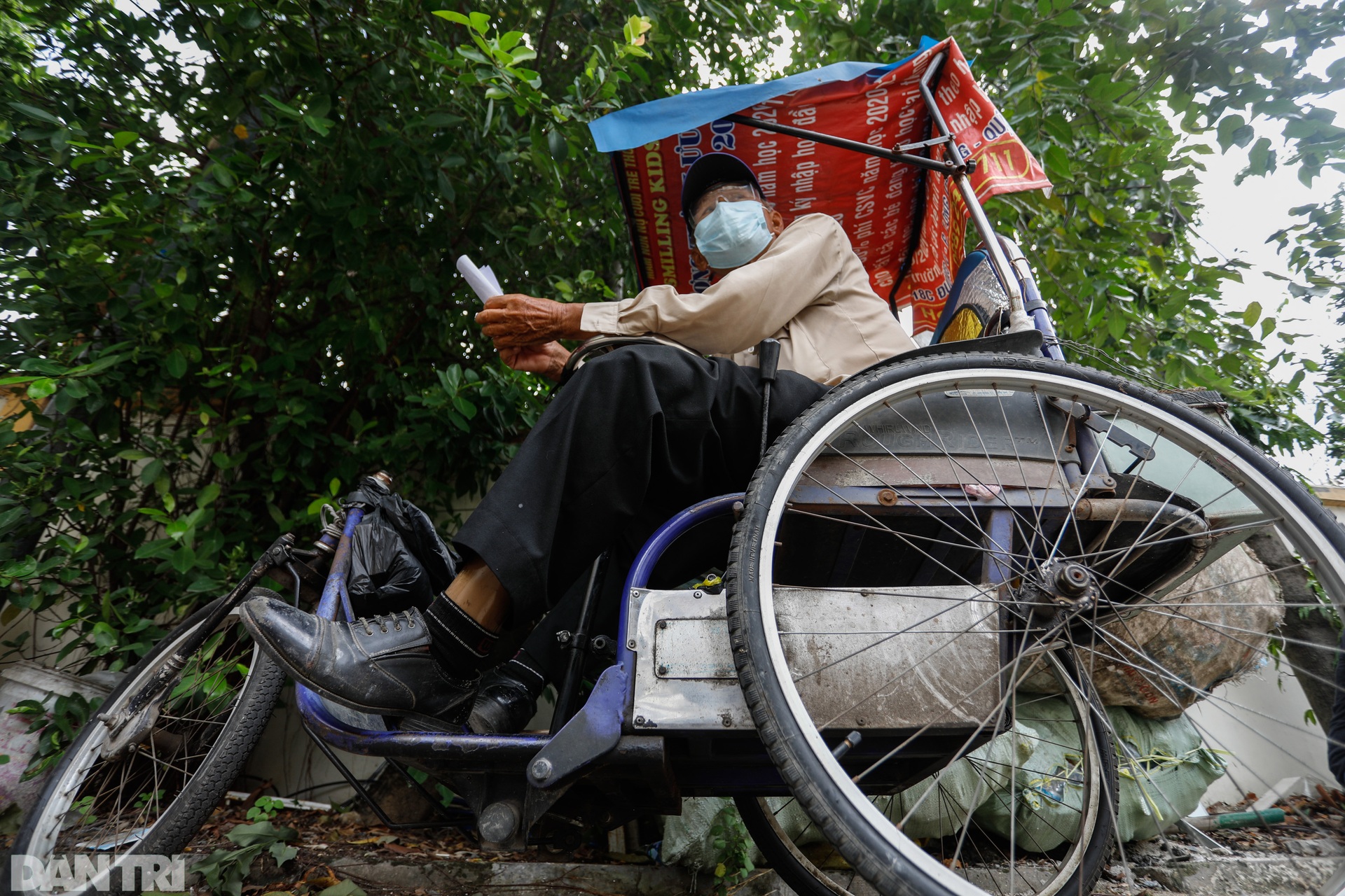 Người cao tuổi, mắc nhiều bệnh nền xúc động khi được tiêm vắc xin Covid-19 - 7