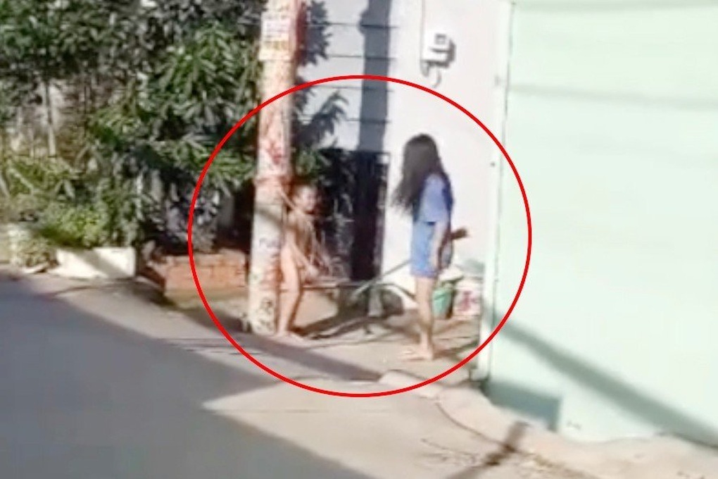 Bé trai 8 tuổi bị người phụ nữ trói cột điện đánh đập dã man - 1 Bé trai 8 tuổi bị người phụ nữ trói cột điện đánh đập dã man - 1